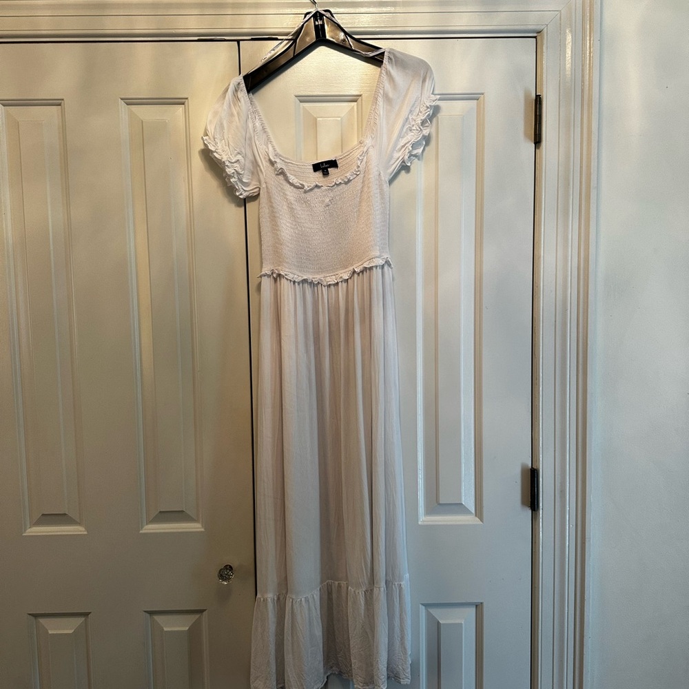White full length cotton dress from Lulu’s. New without tags. Size Med